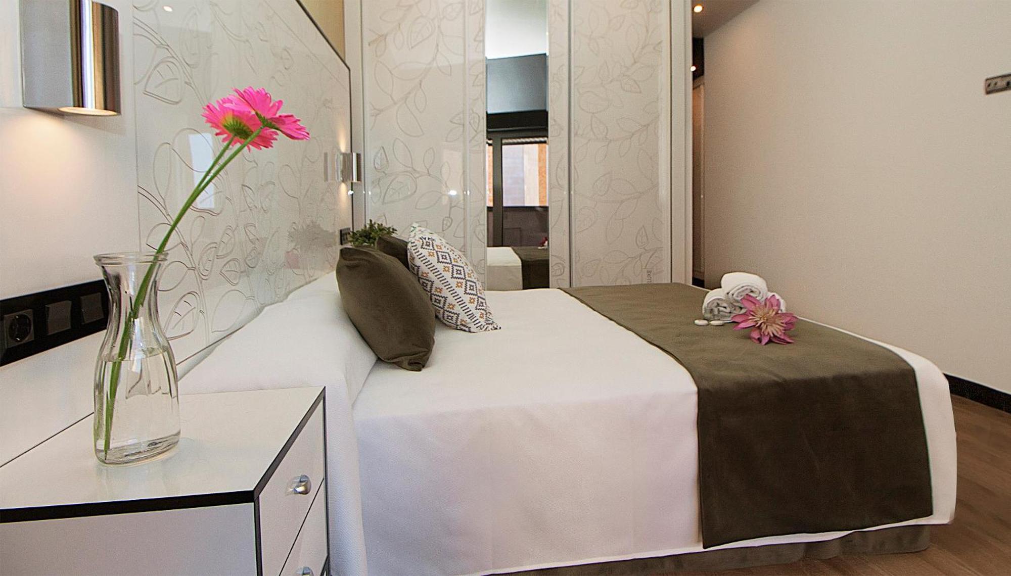 Apartamentos Suites Oficentro Deluxe Малага Номер фото